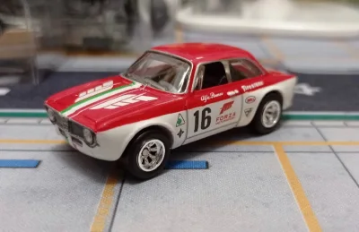 风火轮把这辆阿尔法罗密欧gta做的超级可爱，像极了调皮的小孩，把小车做活了过来！感觉可以无缝连接汽车总动员哈哈，涂装用的是废渣红白双拼，中间有意大利国旗元素的三条拉花，好看！