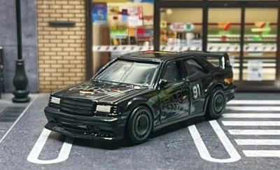 来自风火轮汽车文化产品线欧洲速度套装，奔驰190E高性能版本，带一个大大的尾翼，凸显它的不寻常，整体形态奔里奔气，拉花恰到好处，槽点就是可能早期的缘故，前面进气隔栅没有上色，导致车头看起来没有后面补上节操的好看，当然你要制霸，还是得买…