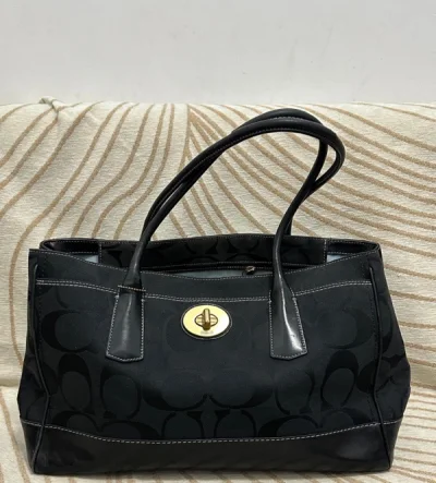 继上一次在挖煤姬上买包后 被挖煤姬上的包包价格香到啦 这次又入手了两个 成色依旧是超新的 就是收到手后需要自己再清洁一下 还购入了一个宽幅拍立得 也很nice～