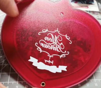 切了小小的玩偶，吊牌还在状态也很好。同样因为小红是红色系所以顺便也切了吧唧套和fukuya爱心。特别适合！物流也很快，包装也很好。
祝越来越好！