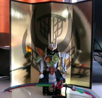 SIC斩月真因为和铠武通用素体的关系，所以并没有觉得很惊喜，而不过头饰的造型也和最早的杂志公布的试作品有很大的变化，中规中矩。