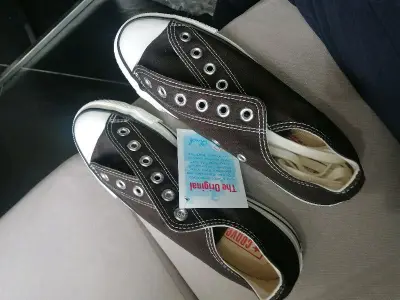 以为是黑色 其实是棕色 多少有点难受。不过就这样吧，棕色款看起来没有黑色那么呆板，只能用这种方法安慰自己了