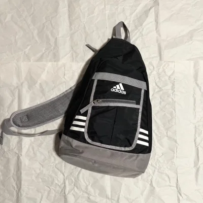 淘到了很经典复古的单肩包。
简约三角包型，印花logo，正面还有拉链副口袋。
看起来偏小，实际容量非常适合通勤。