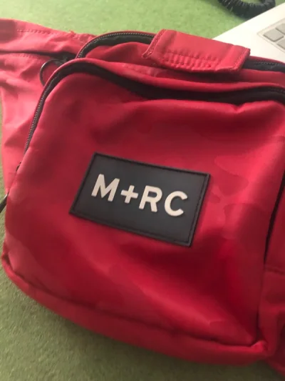 买了很久一直没有寄过来 现在收到了 状态不错还是蛮推荐的 很实用 可以侧背或者传统背法 推荐 颜色也是很耀眼的