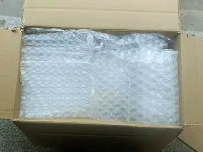 速度还是一如既往的快，东西包的很少，填充的也很满 没有什么大的盒压，也没有少件。那么大的开窗箱子也没有被压掉，还是很棒的