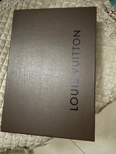 非常满意的一次购物，物流超级快，一周就到了！包装非常好，很严谨，包包太新了，成色非常完美，是我期待的样子，非常喜欢！