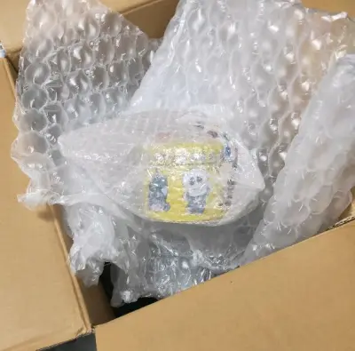 收到的一箱海运，买了些吧唧黑胶周边啥的，现在10单以内免合单费用真的很不错，买了不到四公斤的物品，货物基本都无损，打包完美泡泡纸很多，爱了。