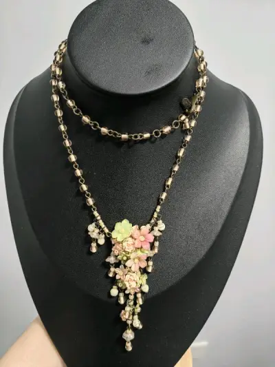 很漂亮的项链和耳钩，闪闪发光，戴出去人见人夸，赏心悦目。希望能多点colleen toland，特别喜欢，michal negrin也很棒。