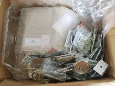 又是一箱ems安全到家！不过不知道是因为被拆箱了还是从仓库寄出的时候就没包装好，这次被税了...不过这么散的内容物没丢件就不错啦。这次又帮自己和朋友切到了梦情小卡(σ′▽‵)′▽‵)σ嘿嘿