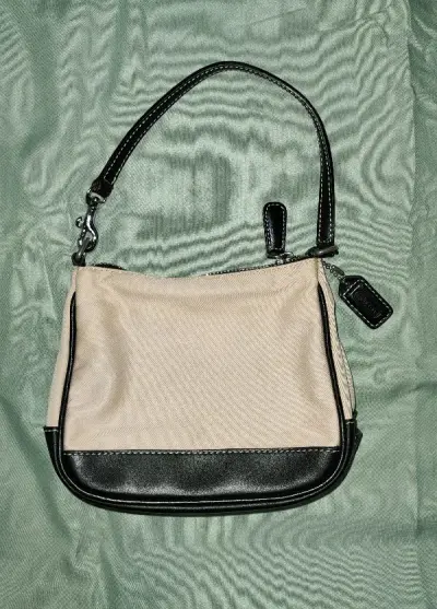 合单之后7天的样子就收到货了，中间让我重新申报了一次，还以为一定要被税了，结果重新填报以后就放行了，只收了代申报的费用30。包包状态会比卖家拍照的状态差点，但是也能接受了～毕竟比在国内收中古包便宜。