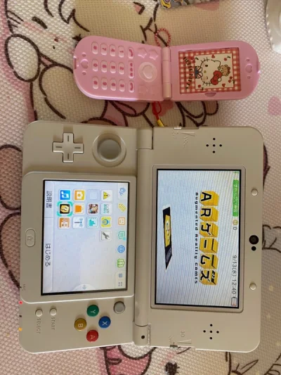 实物真的绝美 状态超级好 肩键有一点使用痕迹但是比我之前在国内买的两台状态好太多了 实物屏幕雪白 有字母凹陷的地方也没有脏脏的东西（之前国内买的两台我擦了半天）感觉状态近乎全新 真的很喜欢
Kitty爱好者狂喜