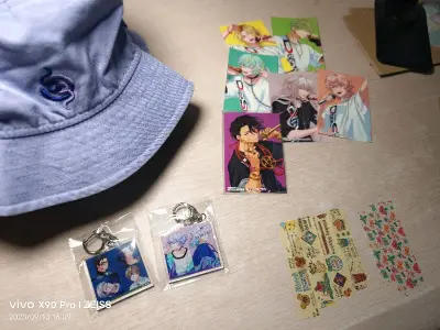 很棒的一次海淘！淘到了特别喜欢的联名帽子还有企划的好价CD，遇到的卖家都很好，图里右下角是卖家包装用的可爱胶带(*´ω｀*)物流给力，东西很安全地到达了。这次使用了挖煤姬的竹蜻蜓专线，没想到比同一时间的ep到得还要快，而且顺利过关，也没有遇到税费危机，非常实惠！分享...