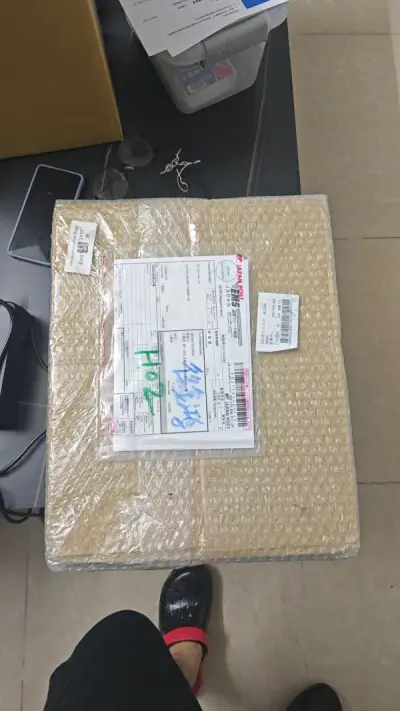 经过一个多星期的等待，我的第一台mb终于到了，箱子依旧是完美。作为我的本命机，能这个价格收到已经很满意了，再接再厉，在创辉煌.