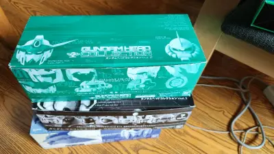 高达头扭蛋系列123弹打包，可惜第2弹缺了隐藏款强人脑袋，运气好的是有灯底座数量多。第三弹全新没开封还不知道运气如何。