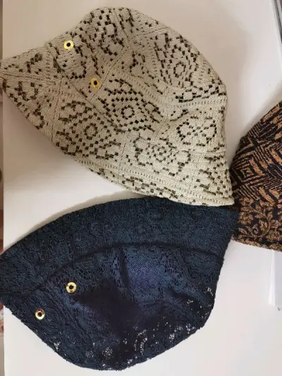 从下单到收到货总计半个月左右，之前买过同款ca4la帽子，很喜欢所以又入了其他颜色。没有瑕疵都很新，包装很好，nice！