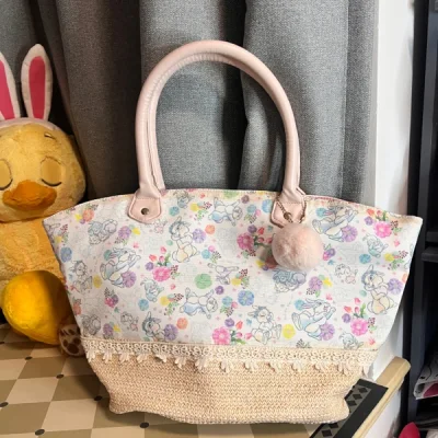 本次开箱：小鹿斑比托特包/玫玫中包/达菲大脸包/2013年情人节厨师托特包/2022年夏日抱枕


夏日抱枕上面的四宝是刺绣，下面的水果是立体状！可爱~