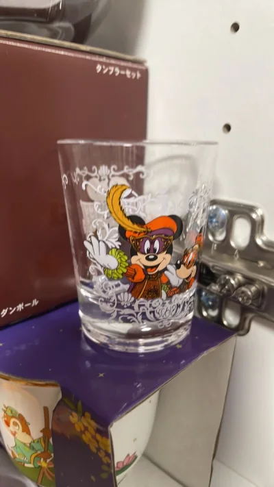 最近中了迪士尼餐具的毒，买了好多达菲的杯子盘子，价格不算很友好吧，但是忍不住多收，实物到手真的很精美，跟玩偶和包包一起寄回，几乎没有运损哦。