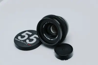 很好的一枚镜头，价格也比国内便宜一些，很棒，很实惠，虽然有一些霉斑，但是对使用影响不大，总的来说是性价比十足的