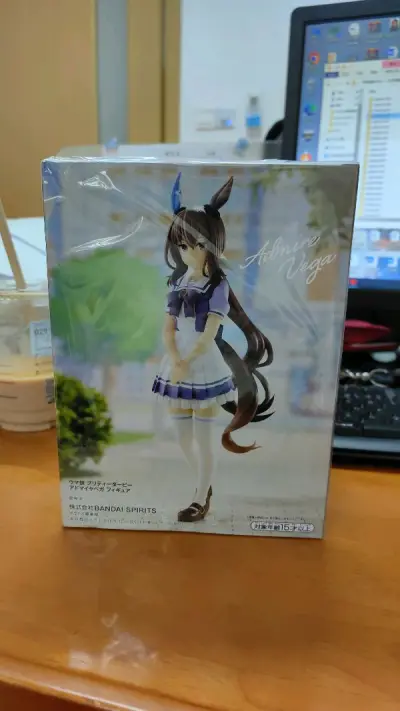 这次东西不多，3+2，3个手办+两个毛绒玩偶，走竹蜻蜓省事儿，性价比高，就是yhm给我发错了只毛绒。我要的是帝宝。。她发了斯佩酱。。。有点难受，不过和挖煤姬无关。