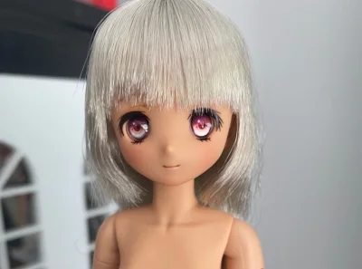 第一次买黑皮妹妹，眼睛真的超好看。EMS直邮到家，盒子八角尖尖。价格比预售还要便宜，特别好。娃娃很可爱，胖次都是猫咪图案的，下次换衣服好好拍。