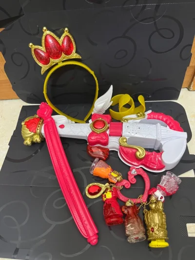 终于能够拥有一套红城永久的专属了，根本买不到爱心扣太难了，等了半年之后，好久终于挖到便宜的爱心扣，还有小朋友的发ku刚好带的上哈哈哈，开始存色纸啦