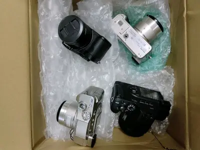 这次又买了小相机，是松下的小长焦，价格很合适，橙色也很新，很满意哈哈，还有一个小佳能，有小包包装着，也很不错嘞