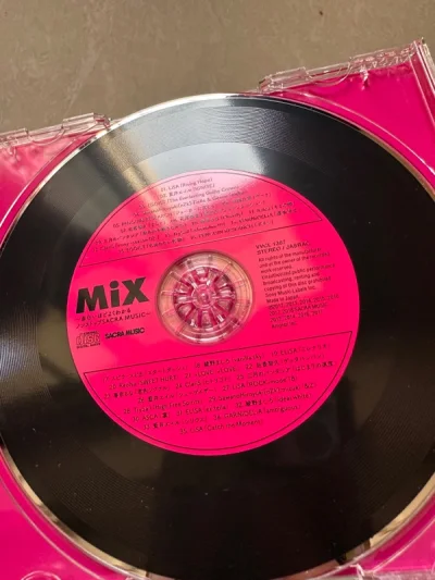 走的竹蜻蜓，很快就到了，这次买了两张LiSA live的蓝光碟和leonine的限定盘，顺单捎了一张索尼的拼盘演唱会cd，打开发现这个cd上面纹路是和唱片一样的环形纹路，看起来好有质感，爱了，其他的盘也保存的很好，又是一次满意的购物～