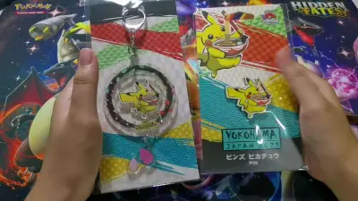 这次又是走的竹蜻蜓，只要发货了速度还是非常快的。wcs2023的周边是真的好看，实物到手美滋滋。拉面皮非常的有特点，背板的颜色也很搭，偏冷色但是却感觉很明艳。亚克力的挂件背板被压得有点伤，但也没办法。还买了一个少歌的娃娃，也是很好看的。