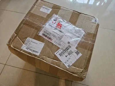 这次也是买了满满一箱，还有一台拍立得，拍立得状态很好，很新，很喜欢，专辑也很满意内容都还不错，快递速度也很快，最近越来越顺利了，下次还会继续来买的！