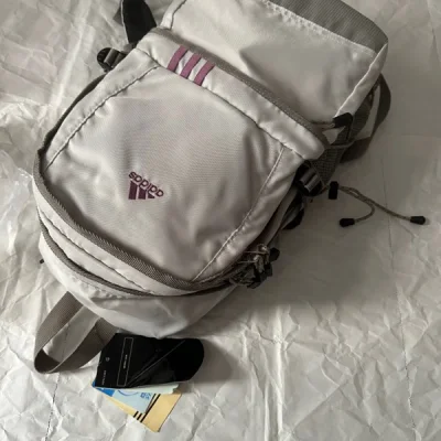 材质满分，软面的象牙白包身，保存的很好，带吊牌。
前面的口袋还有分层，多口袋，复古感十足。
淘到好货！满意