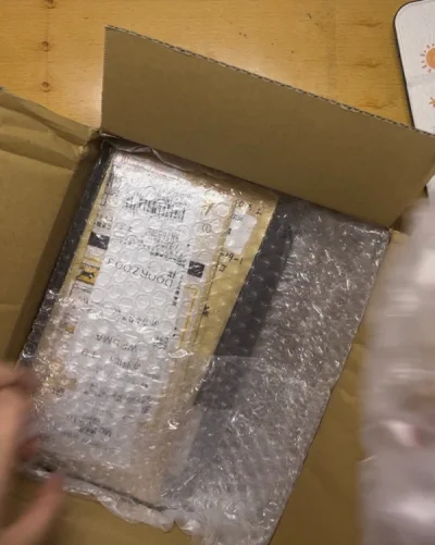 第一次单机切煤的谷子到啦，先试着发了一单竹蜻蜓，物流超快，冒着雨拿回来开箱，看见我推的脸就很开心，后面还有好几单排队等着发，切煤真的会上瘾！！！