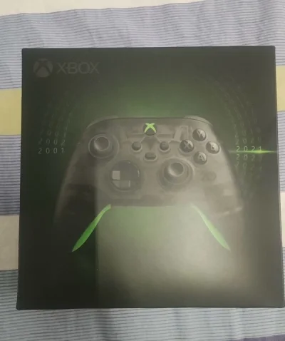 有一台限定版手柄，国内炒到了700以上，我居然400拿下了，将近一半价格，直呼过瘾。老规矩说缺点，hum…就是盒子有折损，封条打开了一点点，里面有点脏，无法确定是否是全新，但是冲这个价格也值得啦！