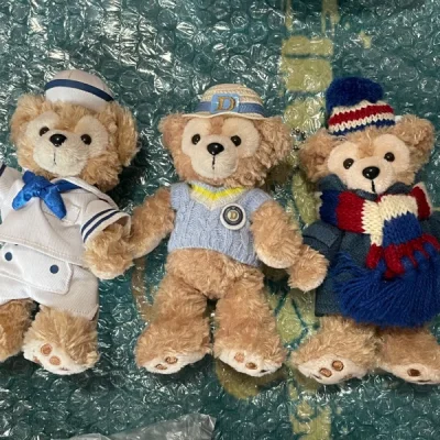 明明是春天，却挖了一堆冬季熊熊，主打一个反季挖煤～这次收了大衣围巾达菲，看起来非常暖和；万圣节变装达菲玫玫，小熊伴成了米老板夫妇；唱诗班达菲，充满圣诞氛围...冬天也将有达菲玫玫的陪伴！