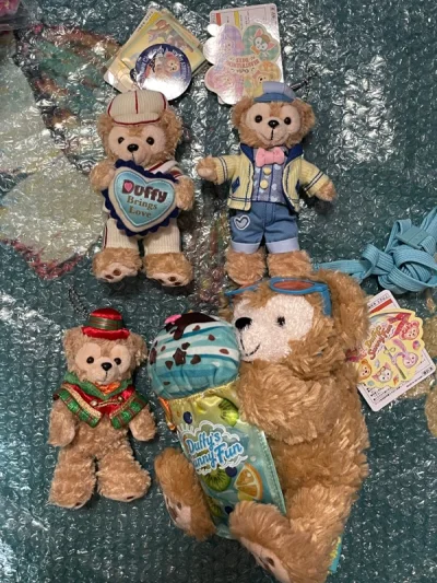 在煤炉挖呀挖，淘到好多宝贝～这次挖到了东迪夏日系列的达菲玩偶，小达菲抱着冰饮，是非常特别的款式；挖到了一组雨衣露露，雨衣系列非常适合挂包；还有一只超大的小白玩偶，也就是蜡笔小新家的小狗！