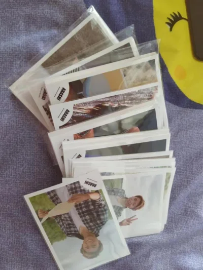 这次的商品也是拍的日拍，拍了基本会报和一些纸片。真的很想问问樱花妹如何保存纸片，都不用套袋状态还都很好，品相很美。运输周期正常，一个月左右。