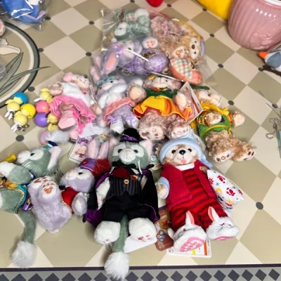 本次开箱：一套2018年暖心情人节坐姿系列/吸血鬼托尼挂件/鼓号队露露和托尼挂件/2017稻草人达菲玫玫/2017溜冰系列露露玫玫/初代抱枕睡衣吐舌达菲/东迪兔几挂件