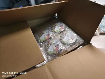 当当！超棒的海淘第二弹来袭！买到了很好价的周边~本来看到卖家页面写了“简易包装”还有点担心，但是拿到之后发现卖家包装得特别好！挖煤姬的纸箱也一如既往地让人安心呢！