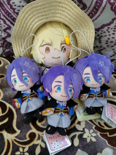 一口气切了三只，都是可爱宝贝。和正常尺寸的三丽鸥髭切在一起感觉更可爱了，虽然算不上好价。而且之前还在别的平台还三千五切了一只，导致均价拉的更离谱了。但是早买早享受吧，毕竟不切煤今年也没法买到mini版本的刀剑乱舞三丽鸥娃娃了。
复数还是很快乐的，看髭切被歌仙兼定们包...