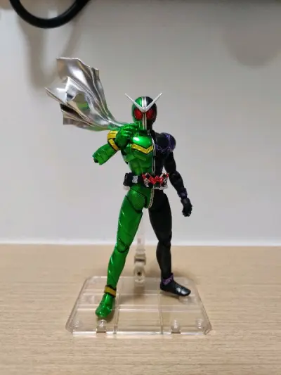 竹蜻蜓一如既往的稳定，两个星期到货，不快也不慢，双层纸箱包装，打包得太好了！
这次是心心念念的疾风王牌，有些小瑕疵购买时未注意到卖家也没有特别说明，因为比国内还要便宜，所以认了，期待下一个到货的假面骑士！