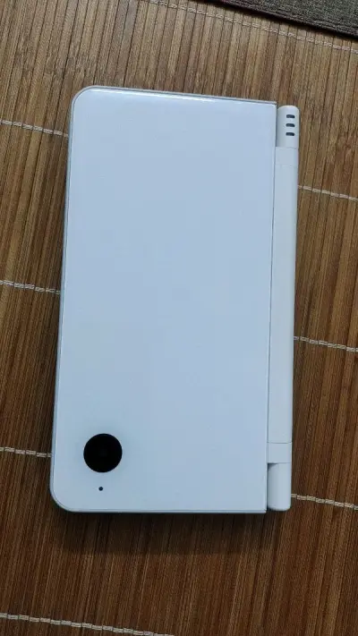 第二次海淘掌机，发现了成色不错的NDSiLL和NEW2DSLL两台任天堂掌机，马上下手拍下，走的海运这次快了很多，二十天左右就收到了，到手马上查看，没有发现问题，先看图。