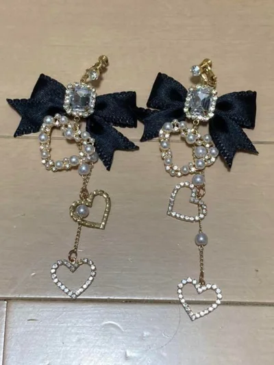 切到了很喜欢的耳饰，走的竹蜻蜓邮费也还可以，还有优惠券可以用，包装很好，时效也蛮快的，走竹蜻蜓不用担心被税很不错。还会一直切的