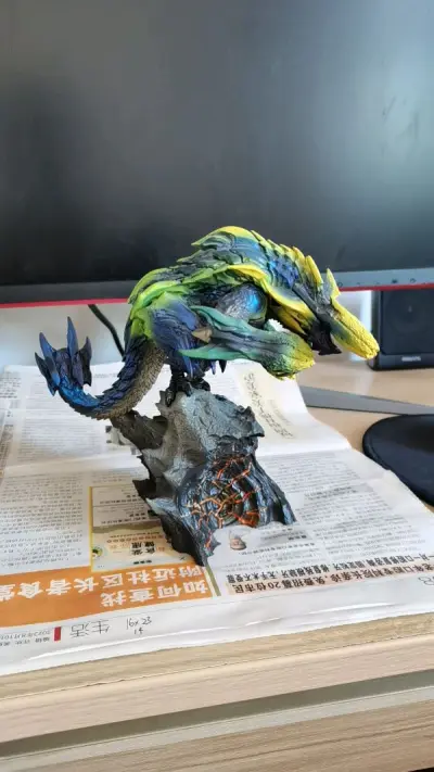 钢龙非常漂亮，包的也很好，实物和图片一样，碎龙的话起初包的不是很好，盒子里面的吸塑全都碎了，不愧是碎龙，真“碎”。