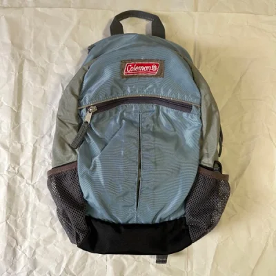 淘到了可爱的Coleman背包。
拼色尼龙的包身，内里还有logo印花，最喜欢正面的缝制标，侧边还有挂钩可以增添配饰。