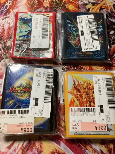 卡组太多卡套不够用啦，挑了几个官套。
还买了一些便宜的散卡，主要是收藏用的。
这次也用的竹蜻蜓，很方便快捷。