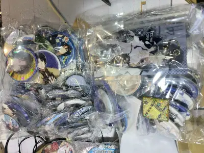 用挖煤姬切了一堆爱娜娜的谷子，虽然遇到了经典的yhm裸寄包装，但是谷子没事。除了合单和发货等的时间长了点其他都很好，还收到了yhm小纸条，感动喵