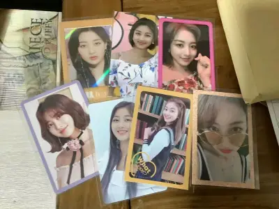 打开的一瞬间我感觉我升华了，能看到这么美的小卡是我的福分，也是我加班加到这么晚应得的，太幸福了，志效和定延你们别太美，还有指头娃娃和挂件，过关太快了，物流也很快，太开心了吧。