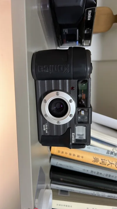 四台相机无一有问题，成色也基本满意?
现场监督很新很新很新，我感觉日本人对成色的定义有点问题，这个在国内基本算95新了。
佳能的这台出乎我意料，机器我查了说明书，闪光灯不可控，买之前没做好功课，但胜在便宜。
这两台柯尼卡一红一黑，骚到爆，镜片完美，功能正常，cp情侣...