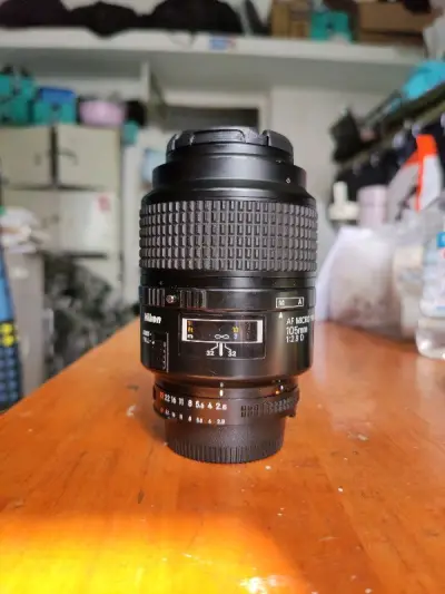 这次购买的镜头是尼康af 105 2.8d 尼康一代百微镜头 ，尼康在手动对焦年代也出过一些微距头，55 2.8，55 3.5等，只不过只有2：1的微距，这颗不仅是自动对焦，还有1：1微距，很适合拍摄珠宝，产品，花卉等题材。
卖家的描述是有微霉，到手后发现比想象中的...