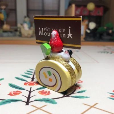 作为已经绝版的摆件，难得一见的木质且涂装精致的甜品系列，细节刻画也是拿捏的死死的，大小与现在的树脂摆件对比图图二，但是经过时间的洗礼，涂装色彩依旧，值得收藏