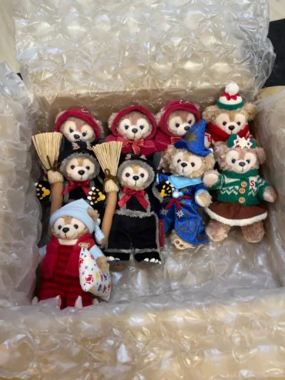 入坑东迪2个月尝试自己海淘，上周收到了第一箱ems总的来说还是非常顺利的?
这次挖了不少好东西，小红帽玫玫实在太美家里已经有2只还是没忍住买了3只，樱花妹的照片拍的太糊，还在担心品相不好，拿到手玫玫又甜又新真的好惊喜！而且挖煤姬包装很好，牌都保存完好。15年复刻的3...